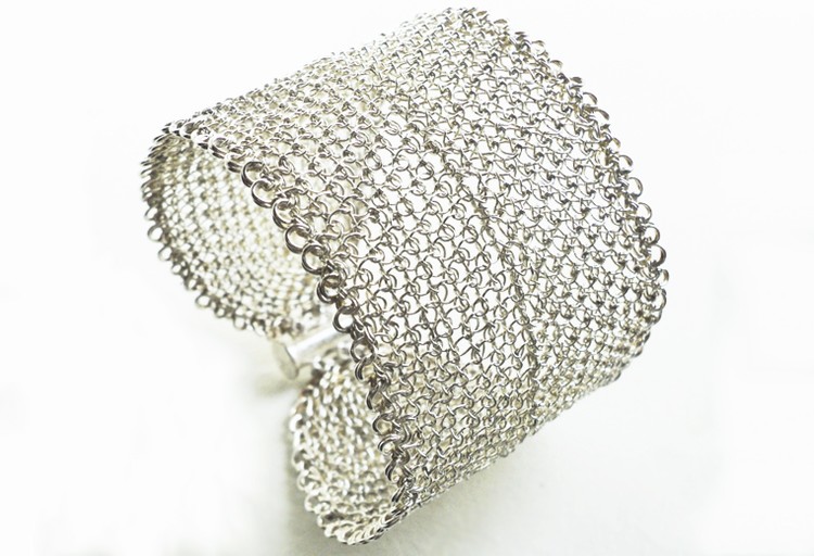 Brazalete ancho tejido con alambre de plata
