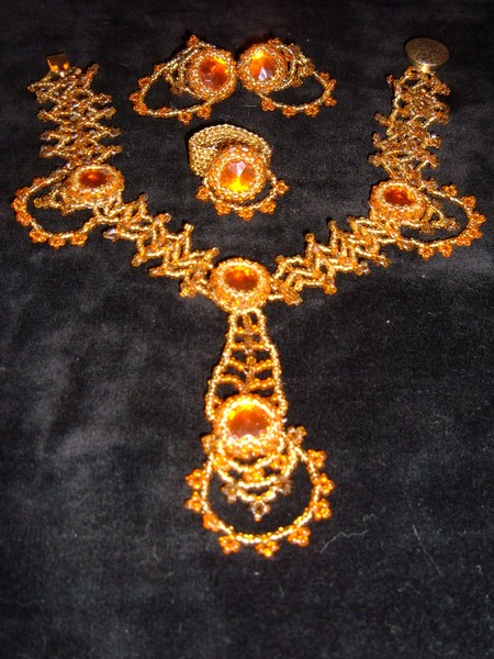 An orange jewellery set