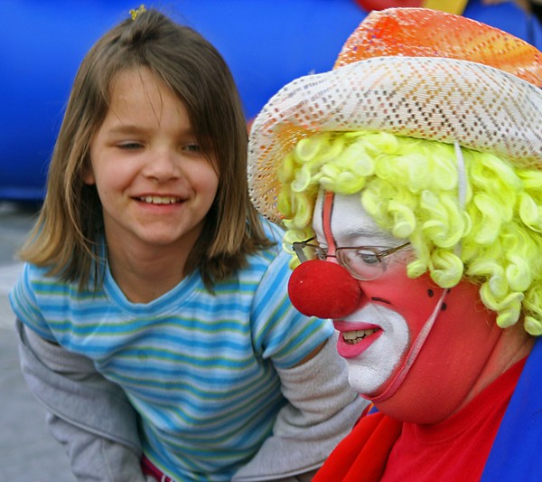 kid and clowns