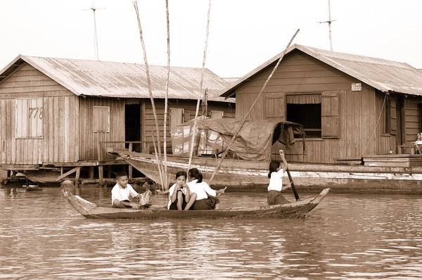 Children/Lake Tonle Sap
