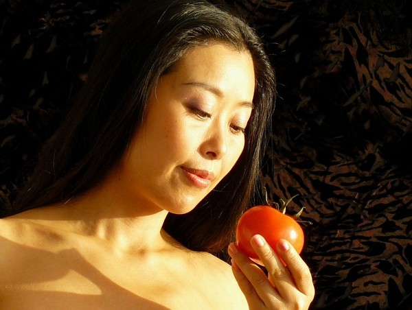 Lady with tomato