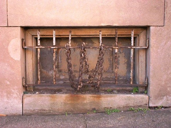 chain in window