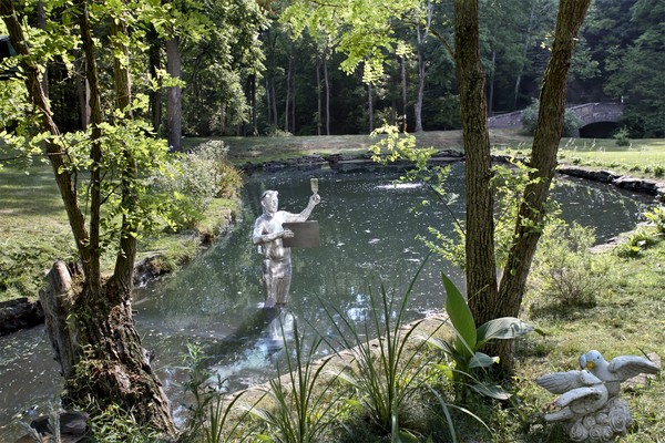 sillver artist statue in the pond