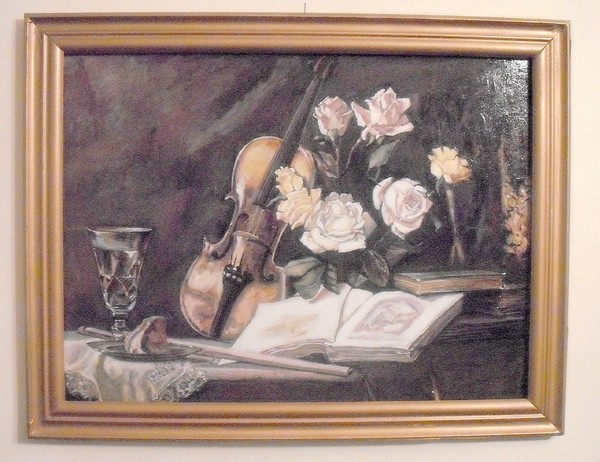 decor with violin and roses