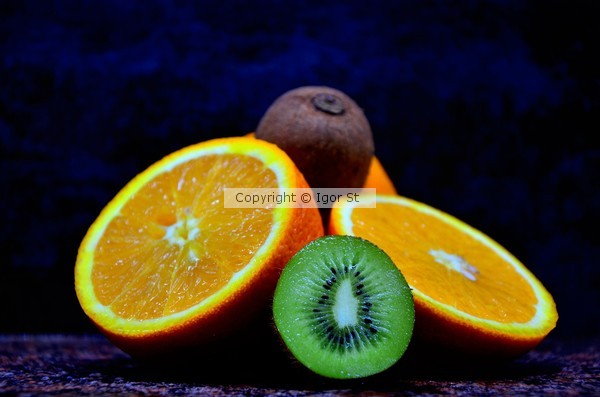  kiwi, orange , half of orange