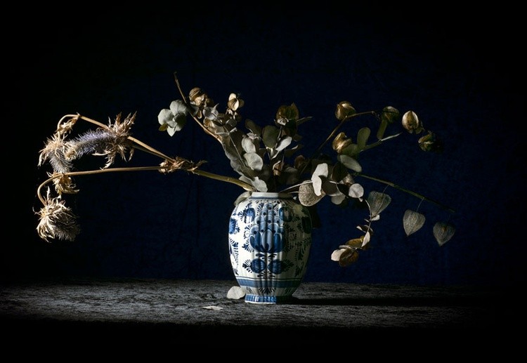 dead flowers in Delfts Blue vase