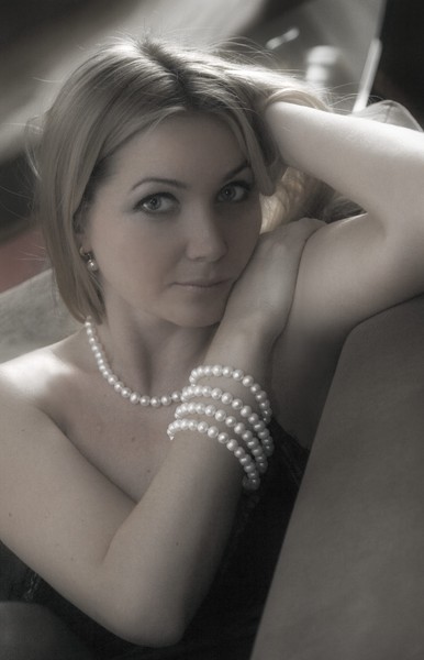 girl with pearls