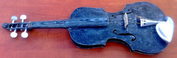 The first Eco playable 4/4 jeans-denim violin