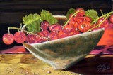 Redcurrants in a ceramic dish