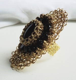 Anillo tejido con finos alambres 