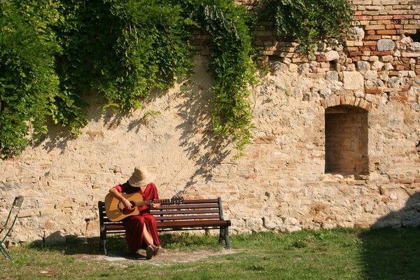 Tuscany Guitarist