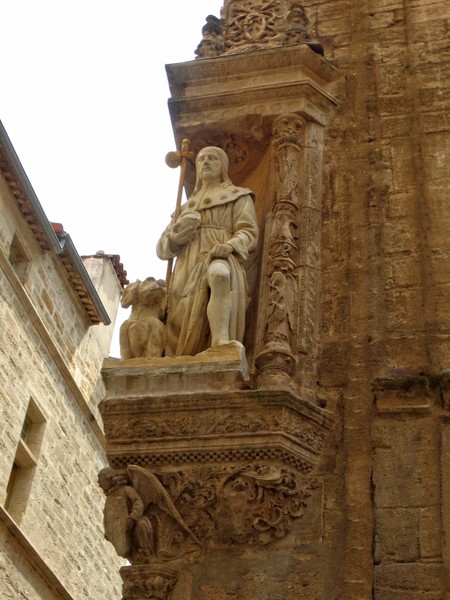 statue in a wall