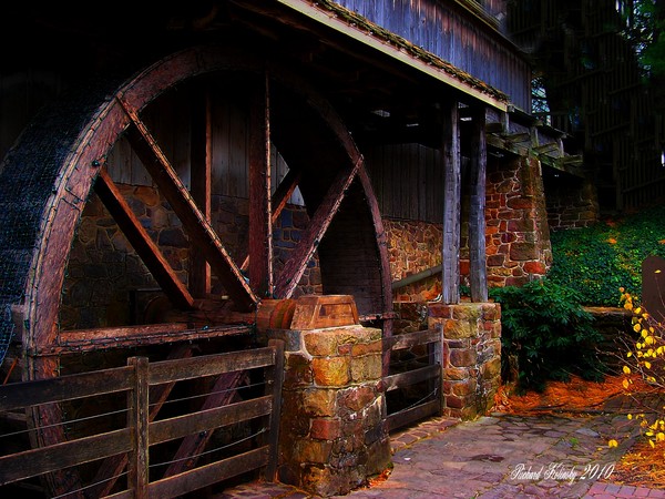 water wheel in Peddler's Village Pa