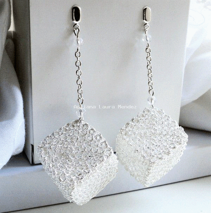 Aretes cubo tejidos con finos alambres 