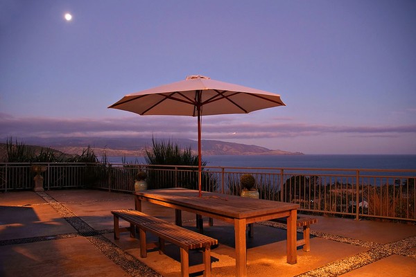 The Umbrella and the Moon