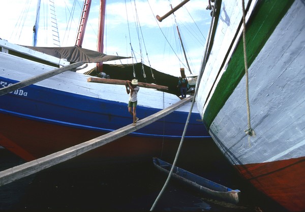 Unloading ship's cargo