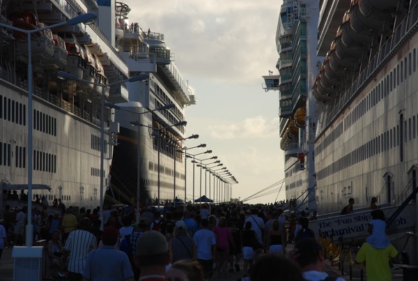 Ships on Port, Saint Marteen