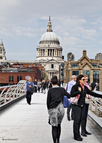 THE WOBBLY BRIDGE (MILLENIUM) IN LONDON