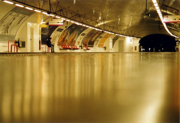 Dans la gare