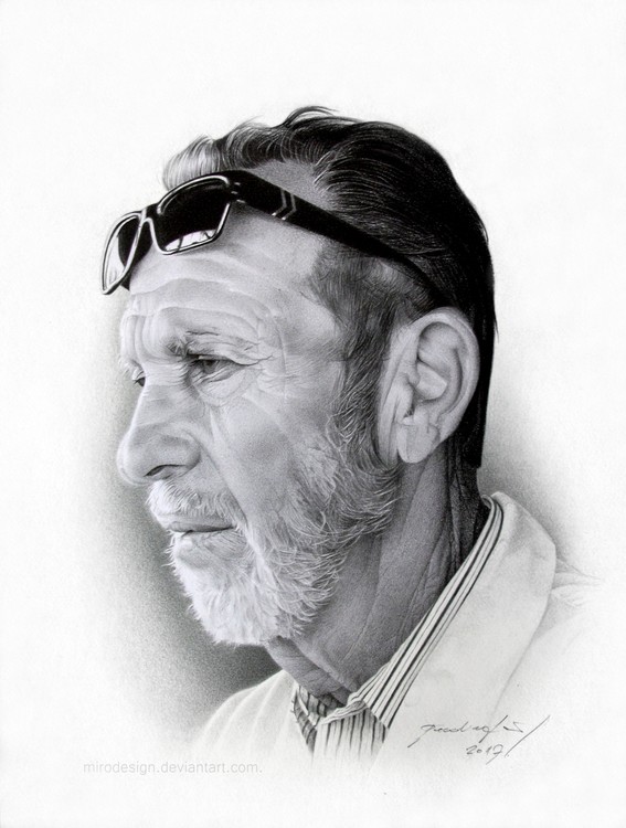 GENTLEMAN WITH SUNGLASSES