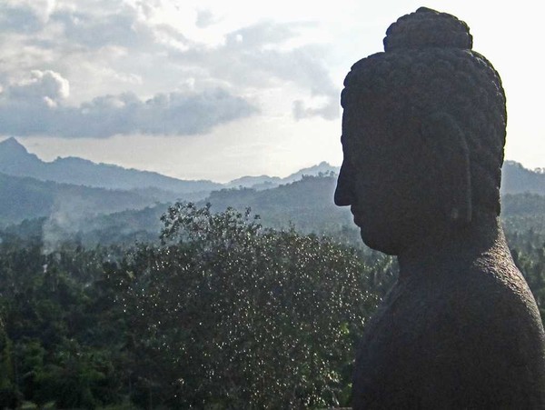 Buddha guarding the country