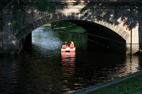 Pedalling under Alexander Bridge