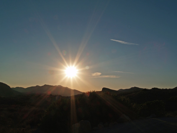 SUNSETTING BEHIND SANTA MONICA MOUNTIANS