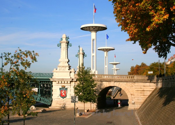 Walkway under the Pont de L'Universite