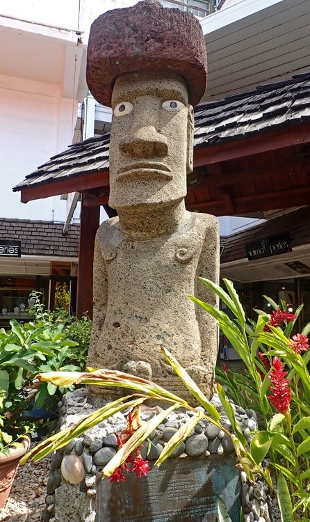 Tahiti Papeete statue