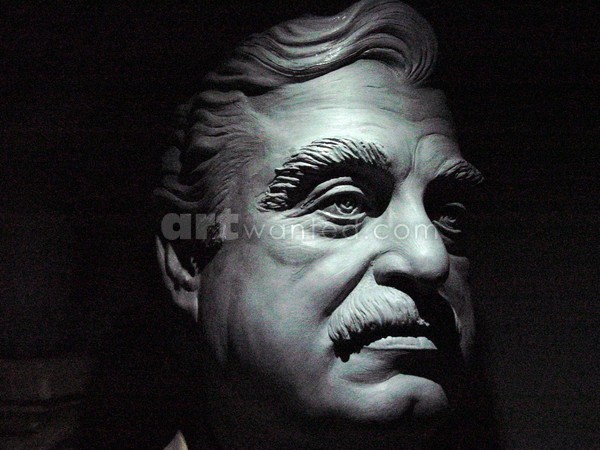 Rafic hariri buste sculpture