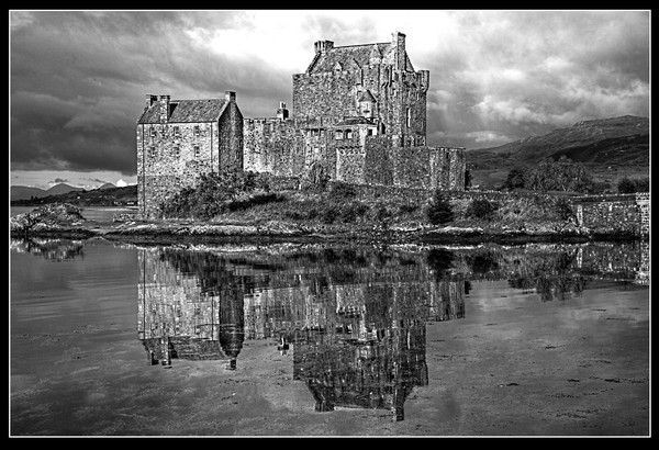 Eilean Donan - mono