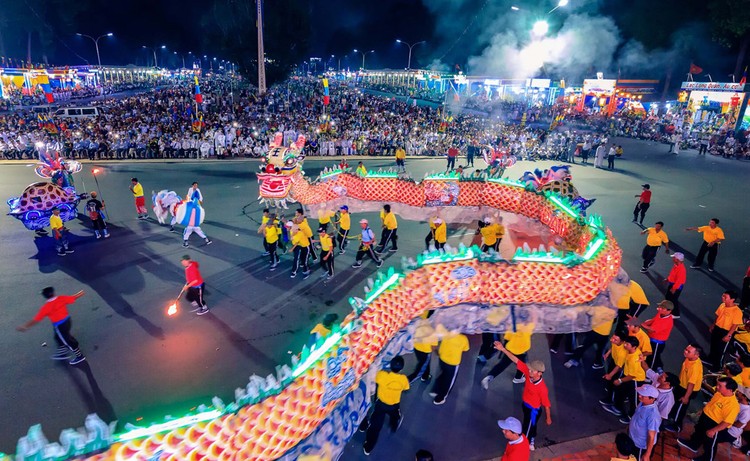 Tay Ninh  Mua lan le hoi Dieu Tri
