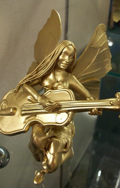 Chello, Guitar, Gold