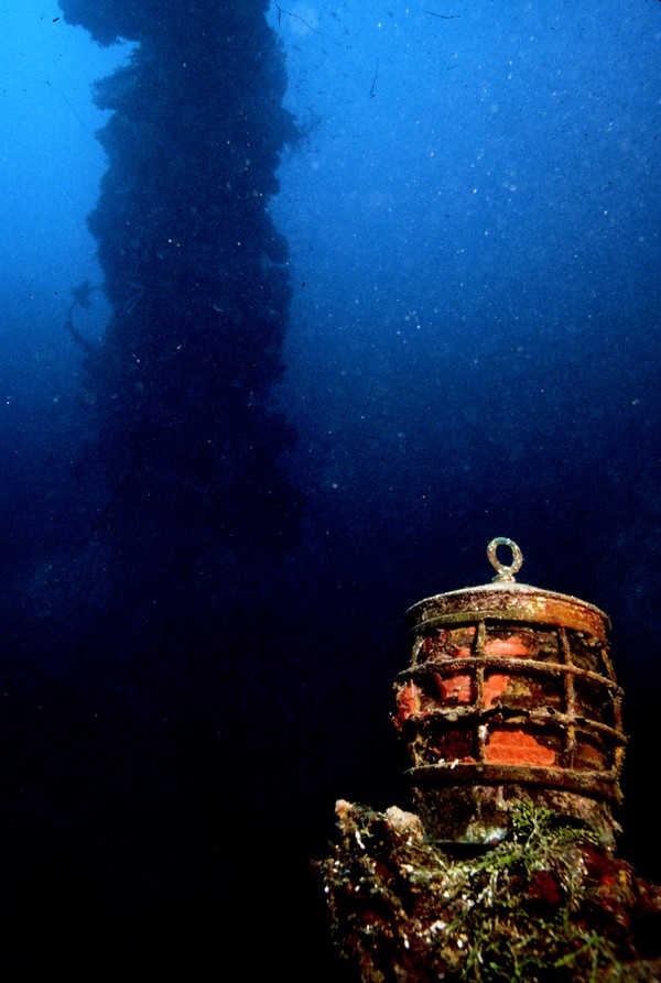 Running Lantern - Heien Maru, Truk Lagoon