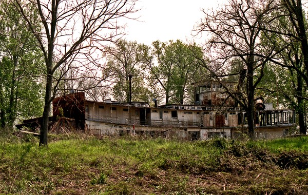 2 OLD STERNWHEELERS RETIRED