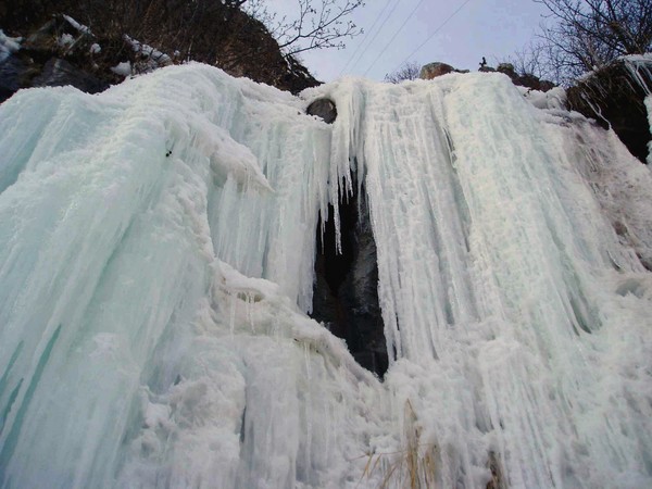 Jermuk waterfall in winter