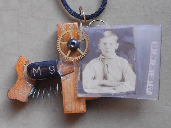 Piano brooch