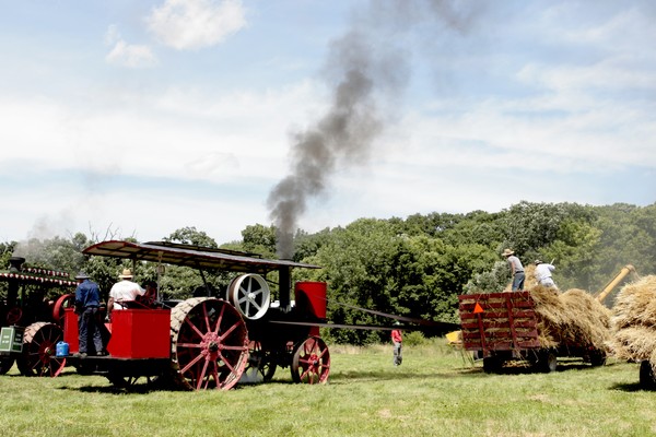 STEAM TRACTOR THRESHING