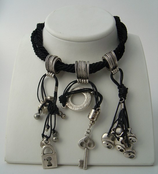 Black and White Young Necklace