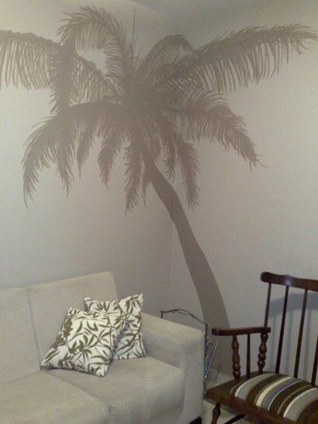 Mais Saúde Health Clinic's Coconut tree mural