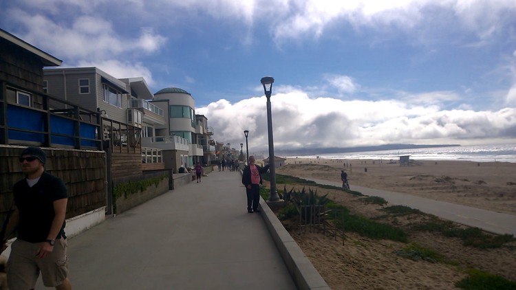 manhatten beach promenade