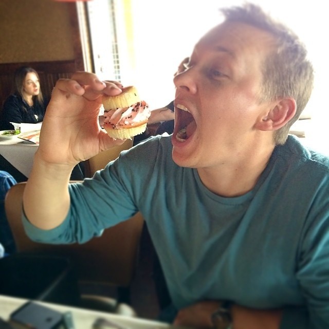 nom nom