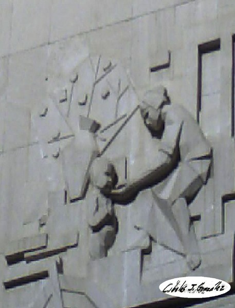 Motherhood In Stone/La Maternidad En La Piedra
