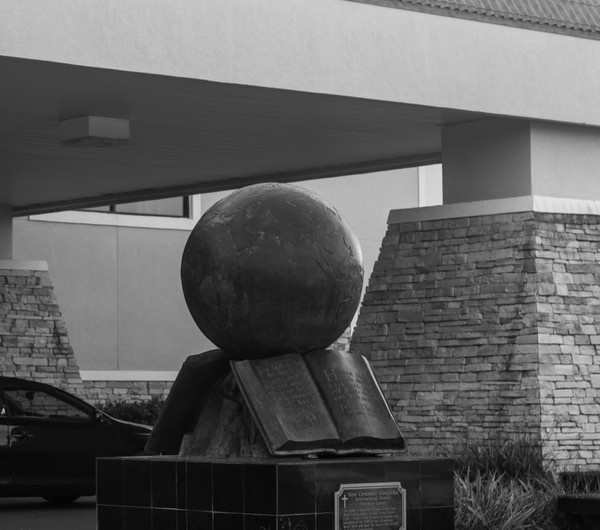 statue