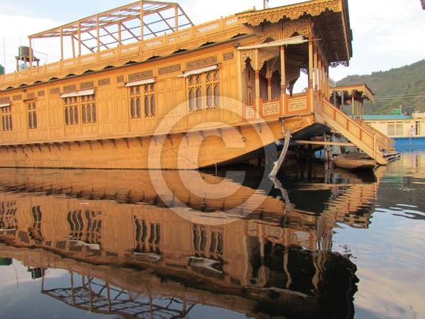house boat at dal lake,srinagar