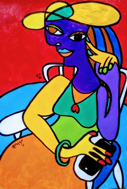 Mujer sentada con sombrero amarillo