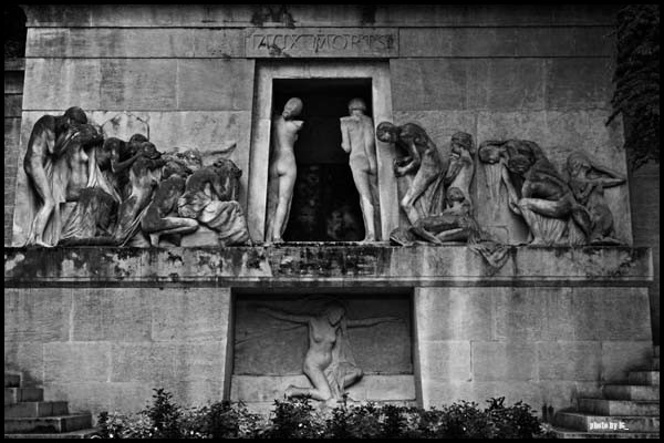 aux morts -père lachaise- paris