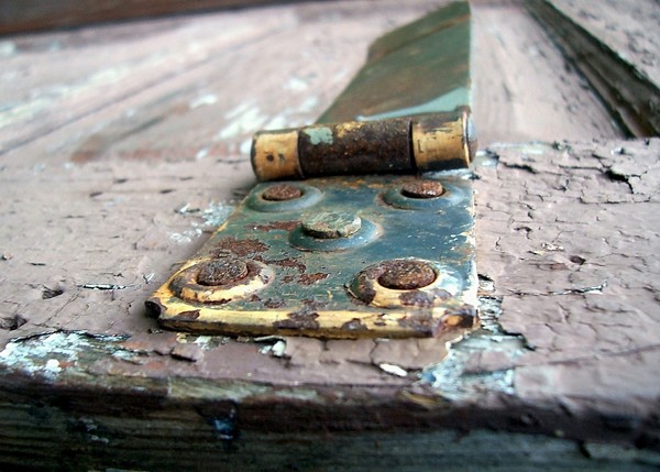Unhinged. Photo.