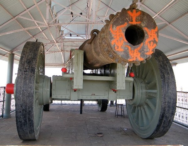 World's largest canon on wheels....!