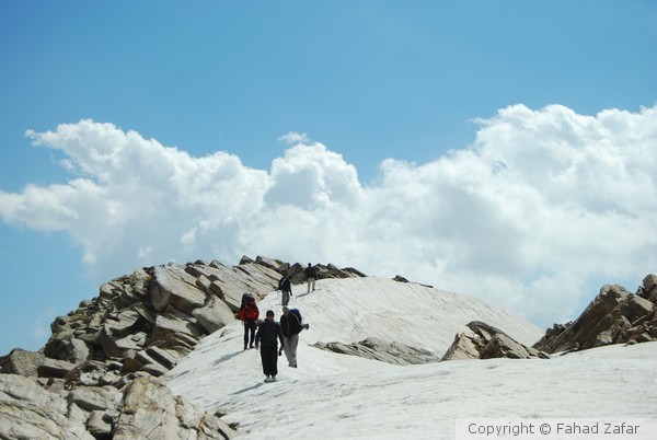 A snowy ridge on the way to Saraal Lake.